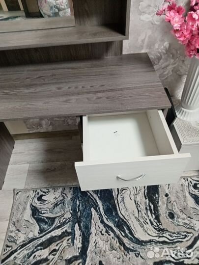 Туалетный столик с зеркалом