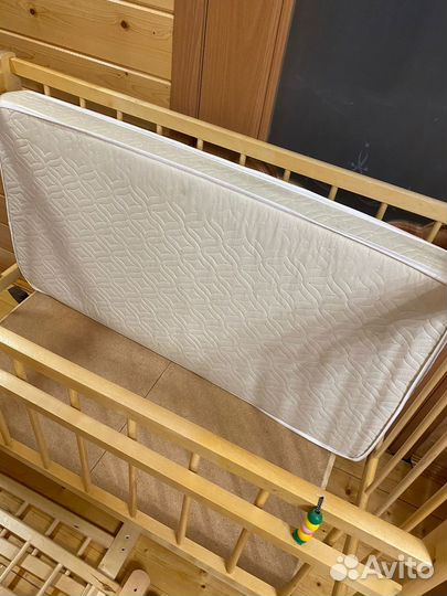 Детская кроватка с маятником и матрасом