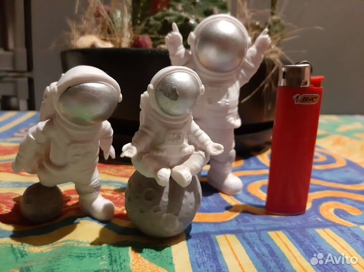 Фигурки астронавтов. Декор