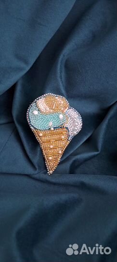 Брошь ручной работы из бисера