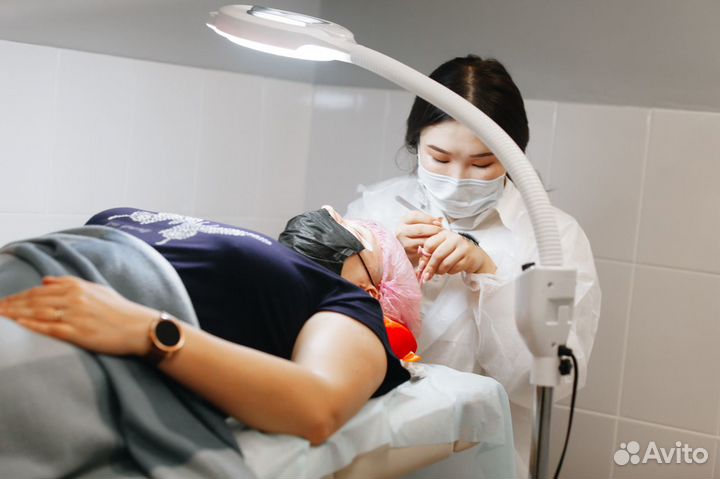 Мастер по наращиванию ресниц