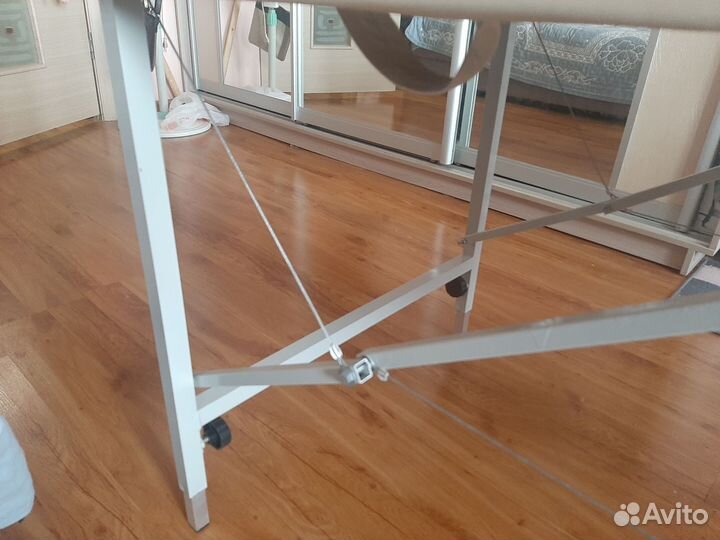 Новая добротная массажная кушетка