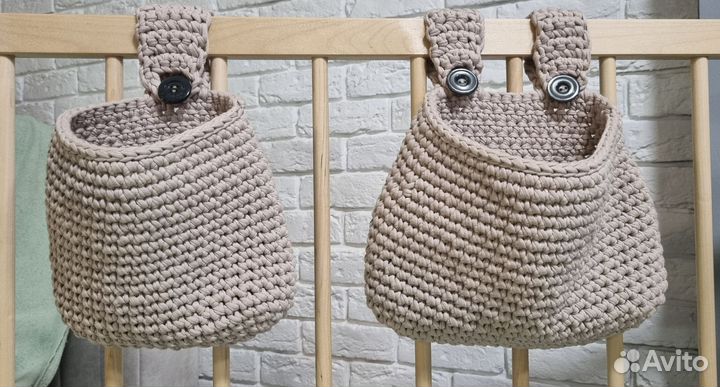 Набор вязанных корзинок на детскую кроватку