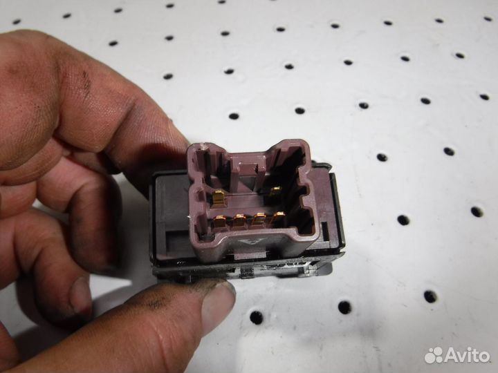 Кнопка обогрева сидений Nissan Tiida C11