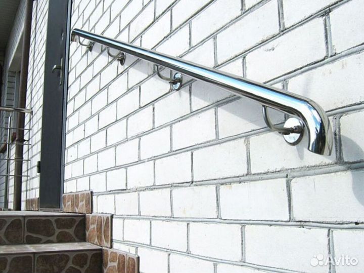 Винтовой пристенный поручень на лестницу