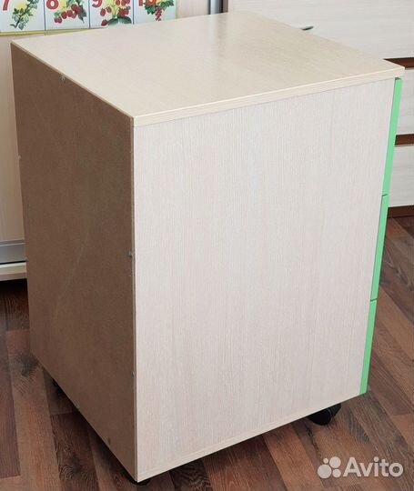 Тумба выкатная на колёсах, три ящика