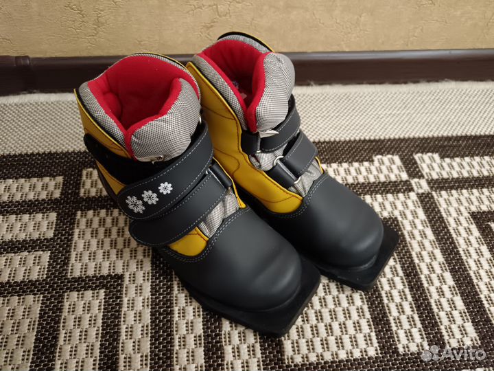 Продам лыжные ботинки р. 34