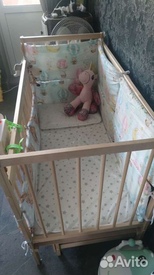 Детская кроватка с маятником