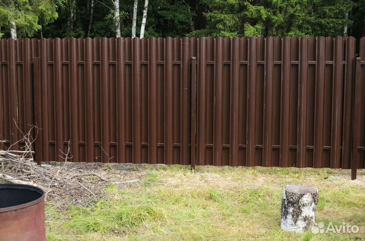 Забор из металлического штакетника