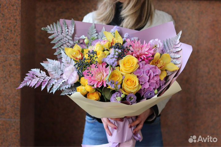 Доставка букетов. Ирисы, розы. Предзаказ