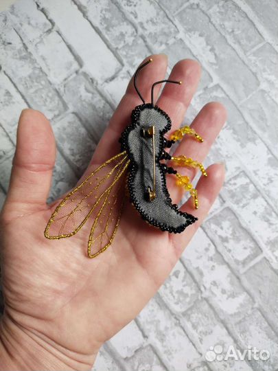 Брошь оса из бисера