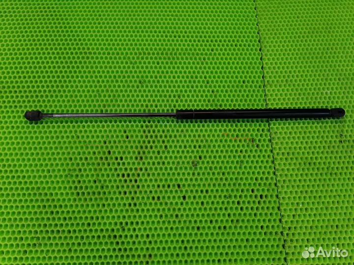 Амортизатор капота Тойота марк 110