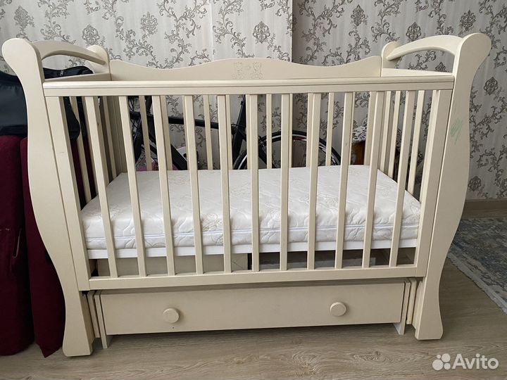 Детская кроватка с маятником