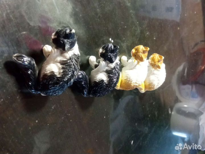 Игрушечные кошки, гуси, куры