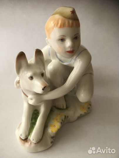 Фарфоровая статуэтка