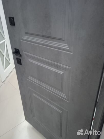 Дверь входная с зеркалом