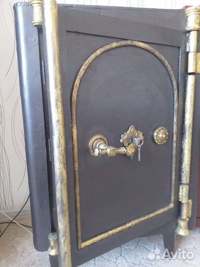 Сейф старинный
