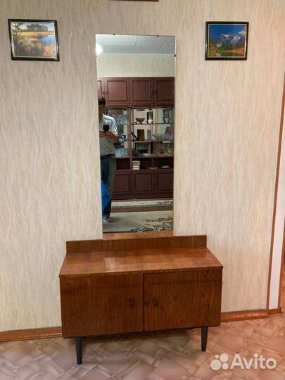 Трюмо с зеркалом