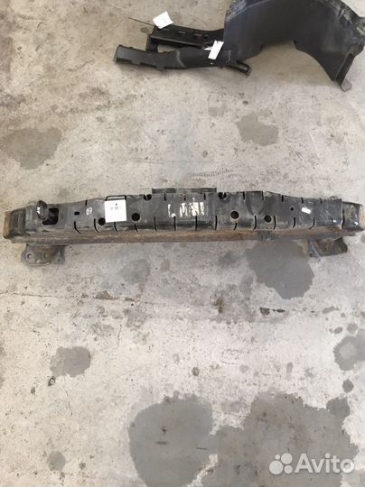 Усилитель переднего бампера на Passat B7