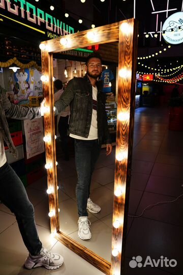 Гримерное зеркало с лампочками