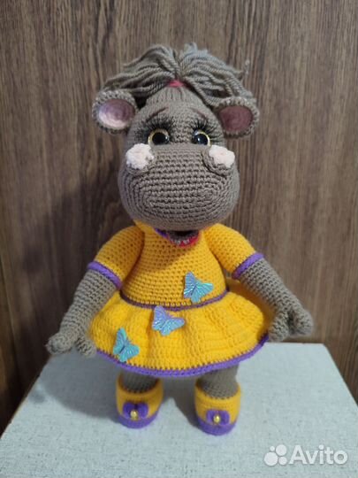Вязаная игрушка бегемот