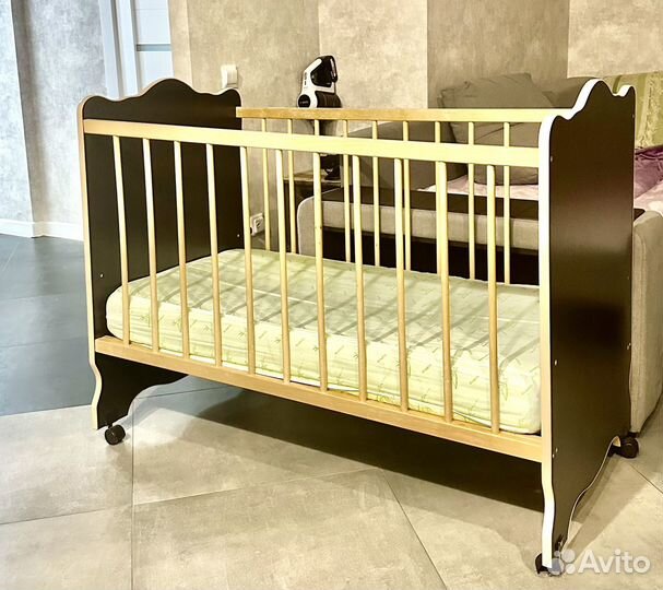 Детская кроватка с матрасом и бортиками