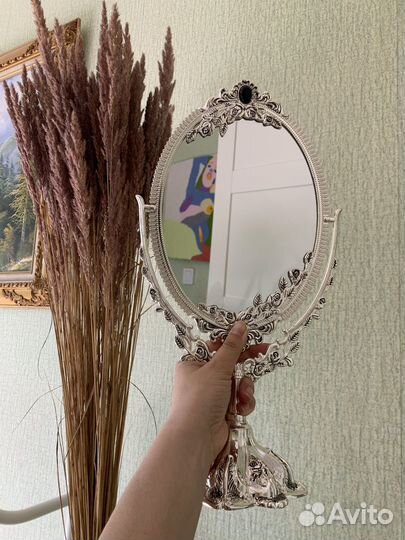 Зеркало в металлической раме