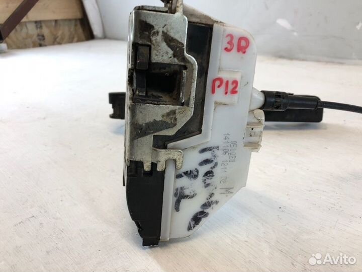 Замок двери задний правый Nissan Primera P12