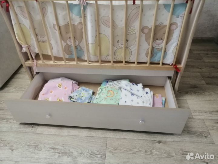 Детская кроватка с маятником