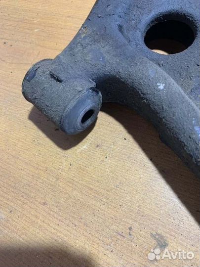 Рычаг подвески передний правый Mitsubishi Lancer