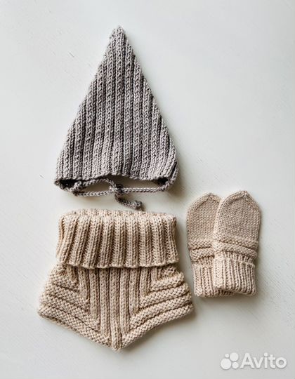 Вязаный набор для малыша (шапка варежки манишка)