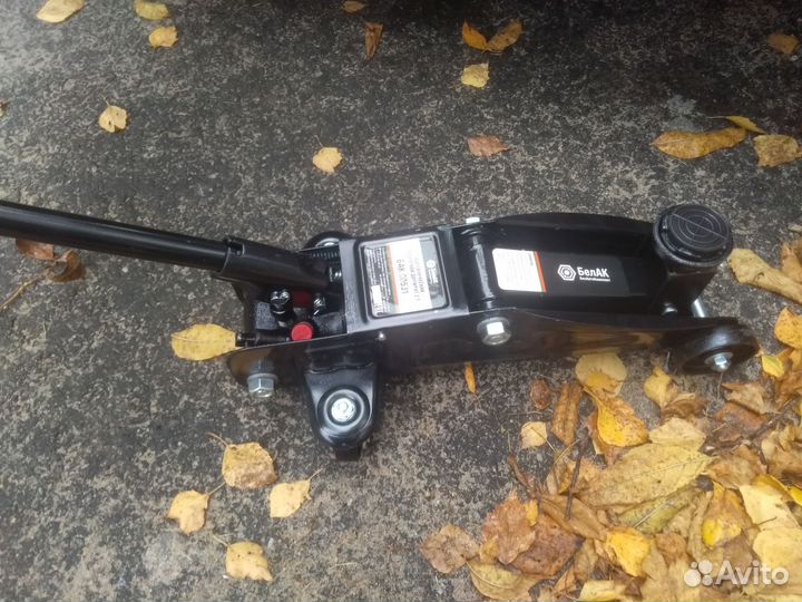 Домкрат гидравлический подкатной 2т