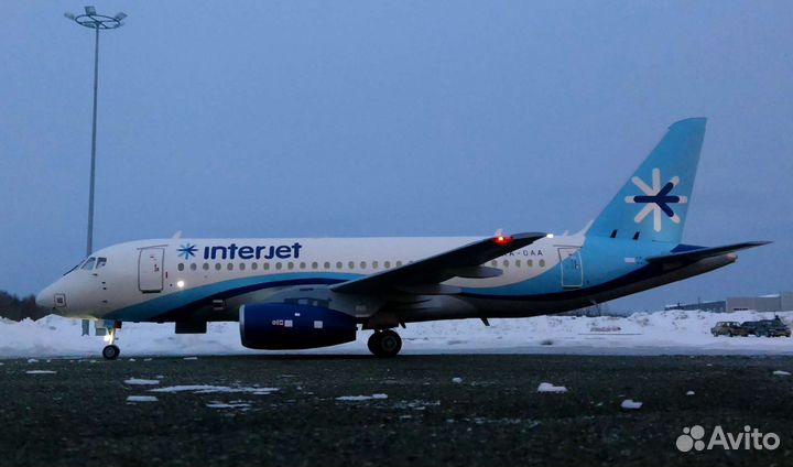 Модель самолёта Суперджет 100