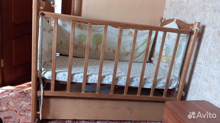 Детская кроватка с маятником
