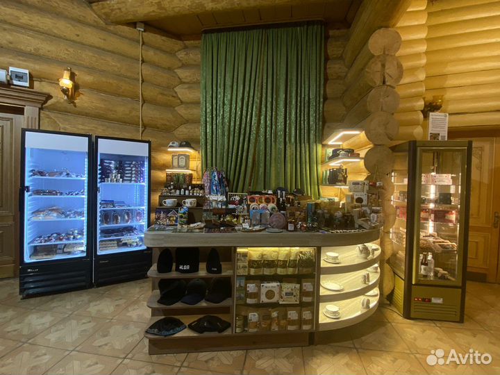 Продавец сувенирной лавки