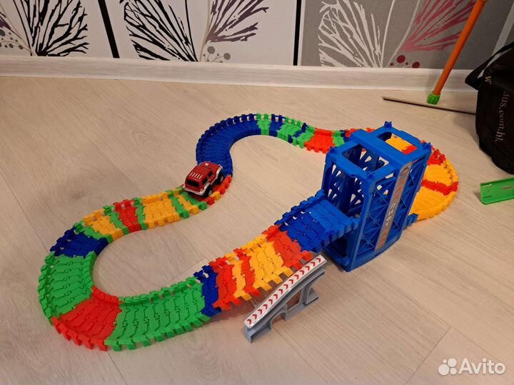 Гибкий трек с машинкой