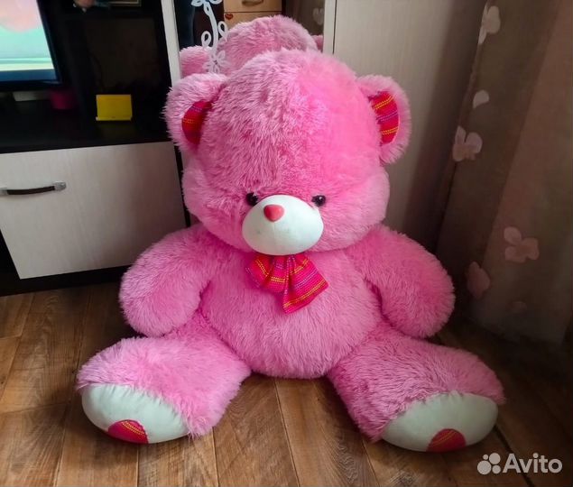 Большой плюшевый медведь