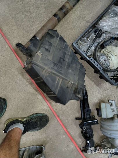 Корпус воздушного фильтра на Мерседес 140