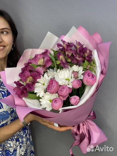 Букет из пионовидных роз и альстромерии