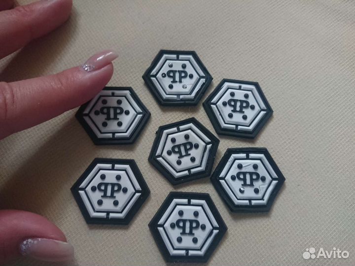 Нашивки разных брендов, репсовые ленты