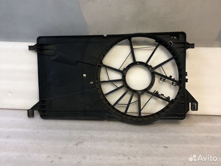 Диффузор вентилятора Ford Focus 2