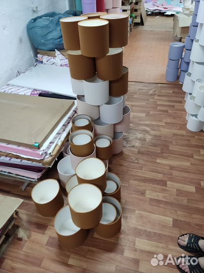 Цветные картонные круги и коробки