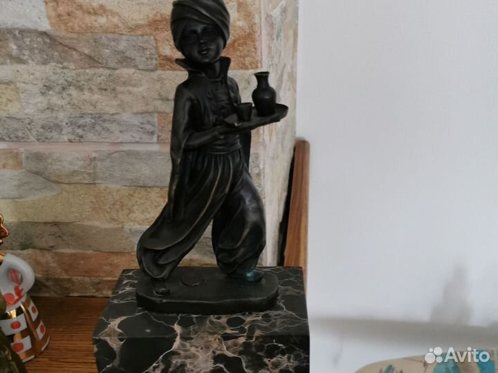 Мальчик слуга бронза