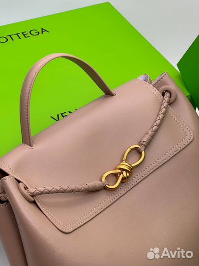 Сумка с ручкой Bottega Veneta гладкая кожа бежевая