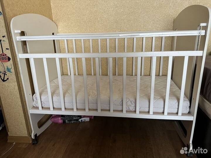 Детская кроватка с матрасиком и пеленальный комод