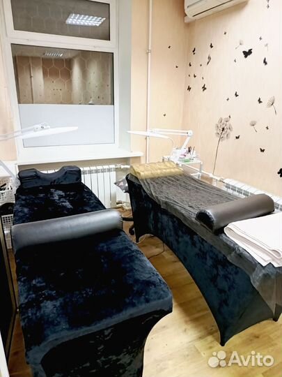 Кушетки с матрасом и лампами для наращивания