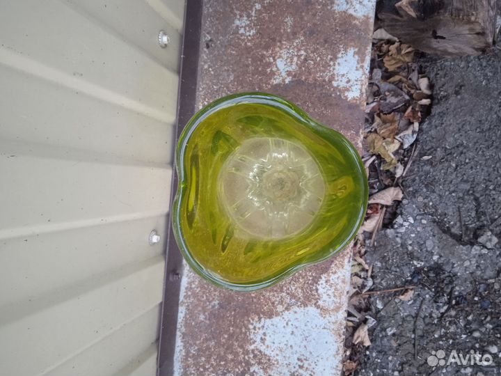 Ваза из зеленого стекла