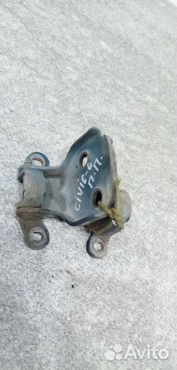 Петля двери передней правой верхняя Honda CR-V 1