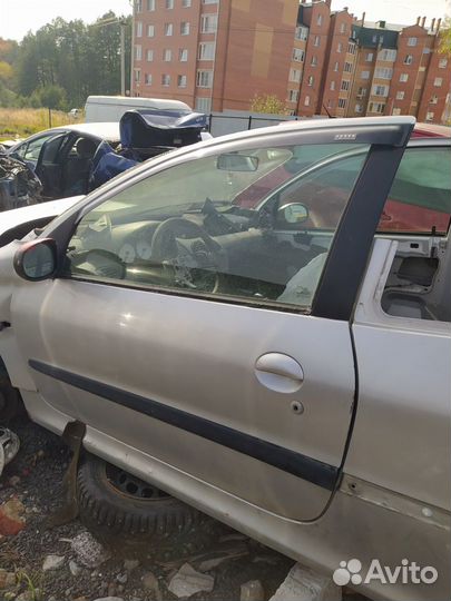 Левая передняя дверь пежо 206 серая