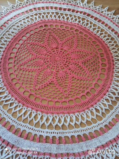 Салфетка вязаная крючком бело-розовая